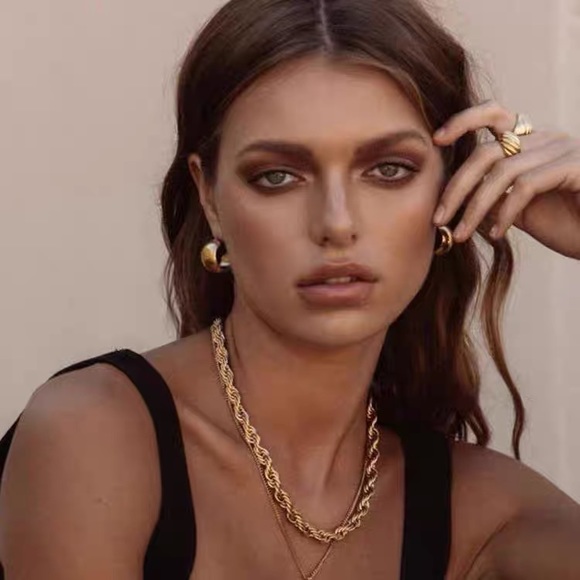 Minimalist 18K GP stainless steel hoop earrings - Picture 7 of 9